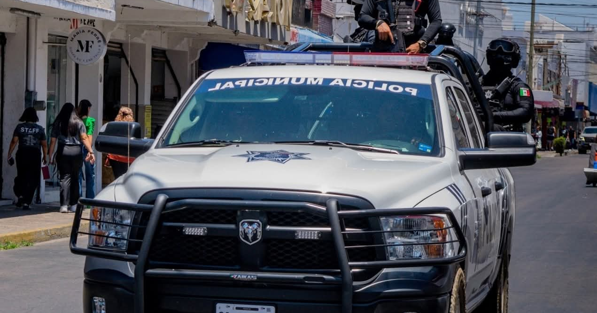 Camioneta de policía municipal en Escuinapa con agentes armados tras aviso de explosivos.