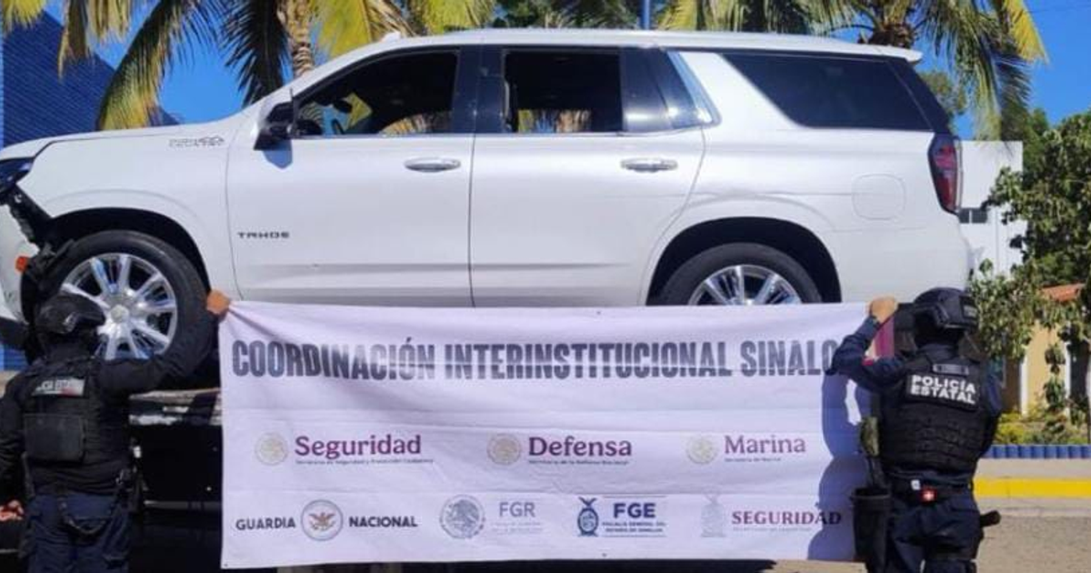 Vehículo recuperado tras intento de robo en Culiacán, con banner de coordinación de seguridad en Sinaloa
