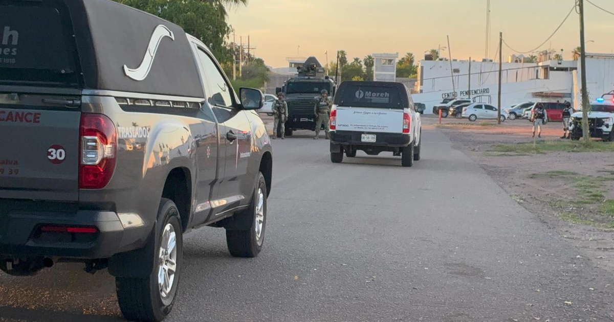 Operativo de seguridad en el Centro Penitenciario Goros 2, Los Mochis. Vehículos y fuerzas de camuflaje visibles.
