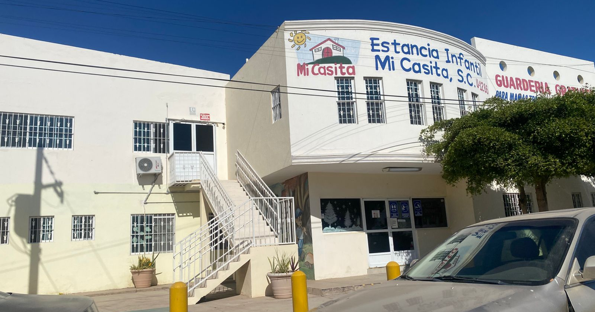 Guardería Mi Casita en Guasave, Sinaloa, con entrada, escaleras y un mural visible.