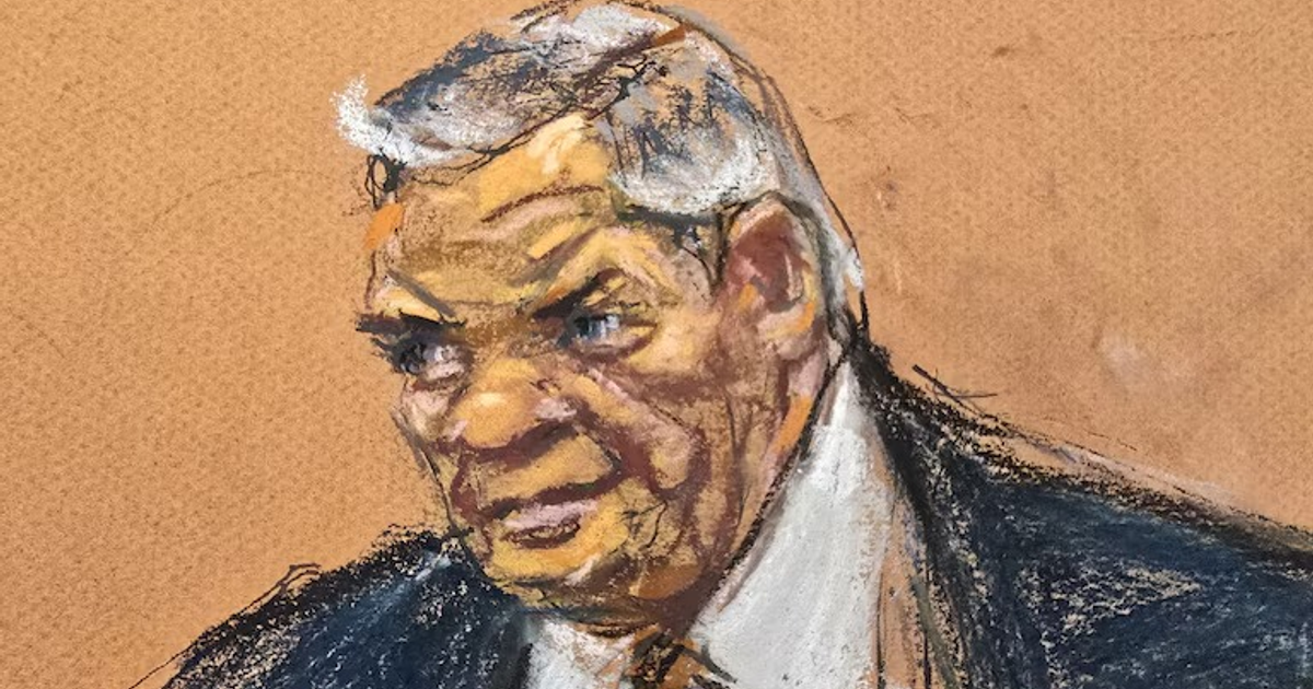 Retrato de una persona con expresión intensa, fondo marrón claro y vestimenta formal oscura.