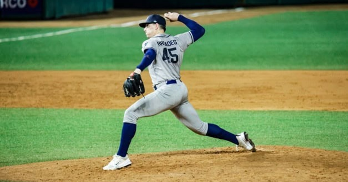 Lanzador de béisbol de los Jaguares en el montículo durante el partido contra Venados de Mazatlán