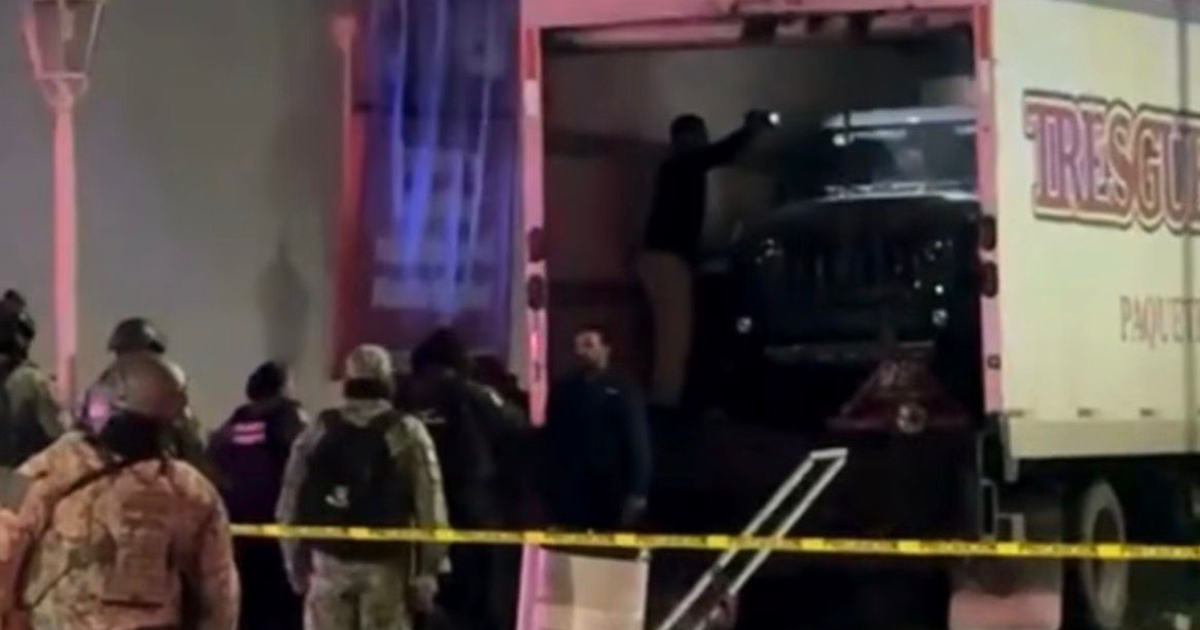 Camión de carga con Jeep y personal uniformado de noche en Culiacán, escena de incidente armado.