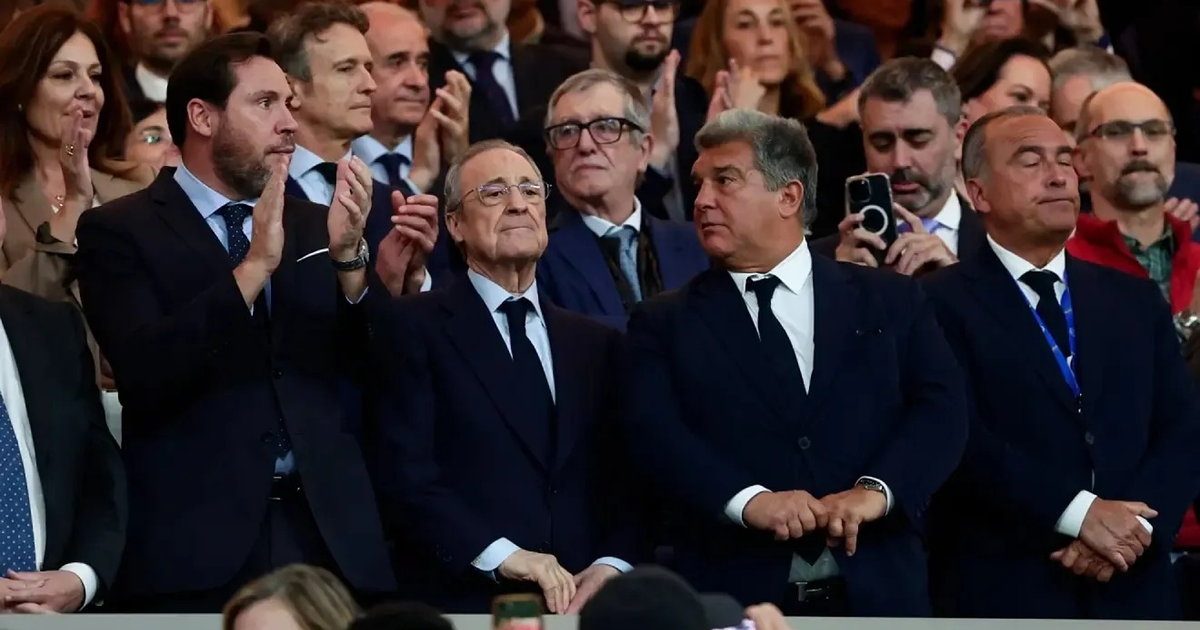 Grupo de personas en la tribuna durante evento del FC Barcelona en el Palau Blaugrana