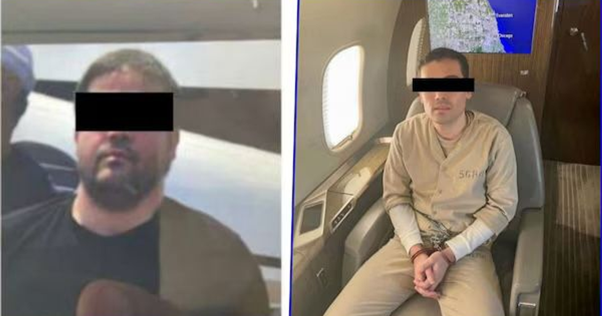 Hombres relacionados con el cártel de Sinaloa, uno en camiseta negra y otro esposado en avión