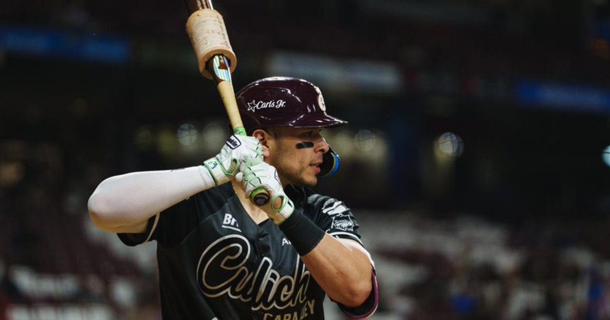 Jugador de béisbol Joey Meneses de Tomateros de Culiacán preparándose para batear en un estadio, mostrando concentración y garra durante un partido de la Liga Mexicana del Pacífico.
