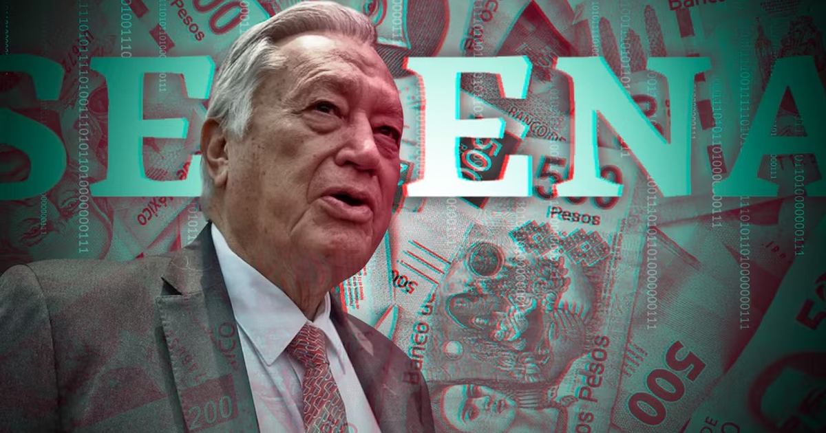 Hombre con cabello canoso hablando, fondo de billetes mexicanos y 'SE' destacado