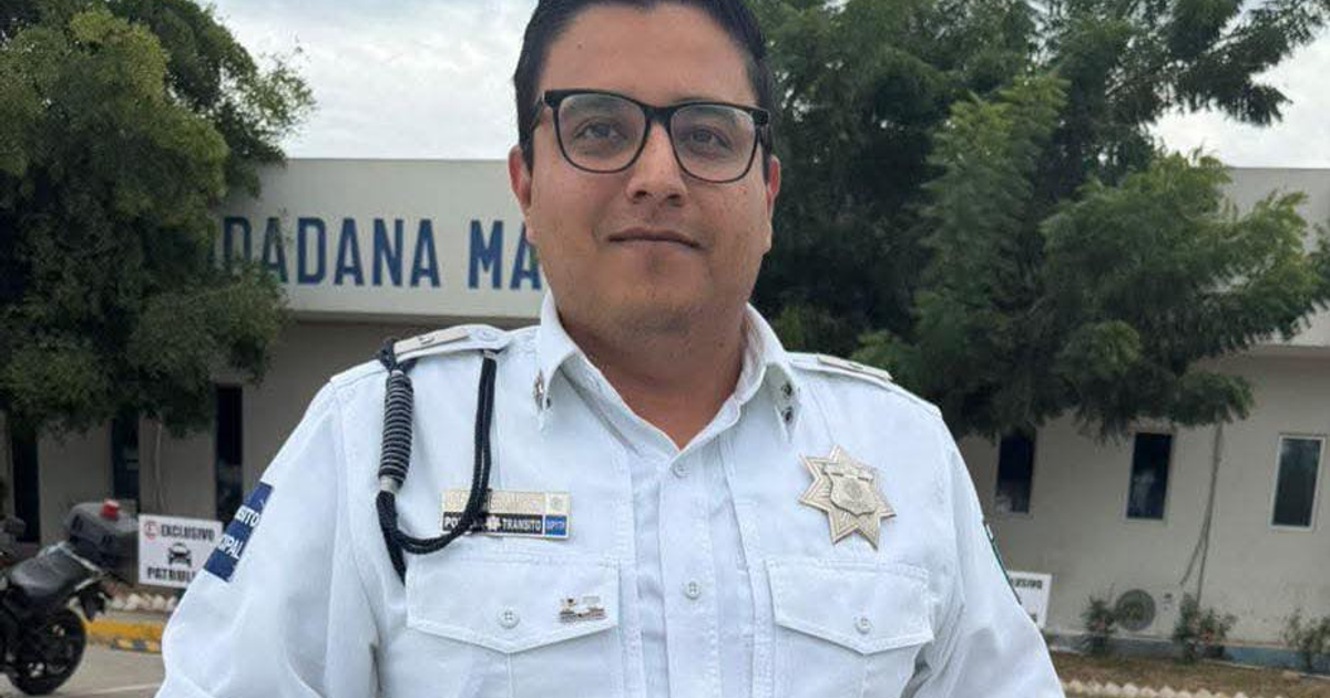 Agente de tránsito Jorge Hernández frente a un edificio en Mazatlán, cumple acto de devolución de cartera perdida.