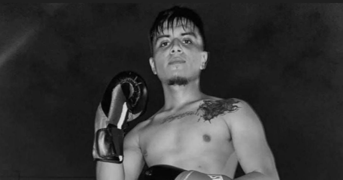 Josué David Hernández, joven boxeador mexicano con guantes de boxeo, sin camiseta y con tatuaje en el pecho.