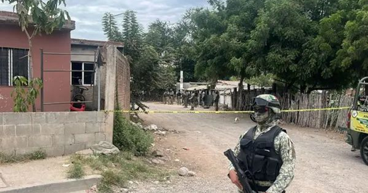Soldado en operativo de seguridad en Culiacán, entorno urbano con cinta delimitando área de investigación tras homicidio.