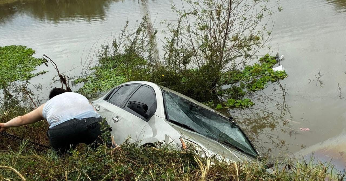 Accidente vehicular en el canal lateral 18: Hombre rescata a joven de un automóvil sumergido
