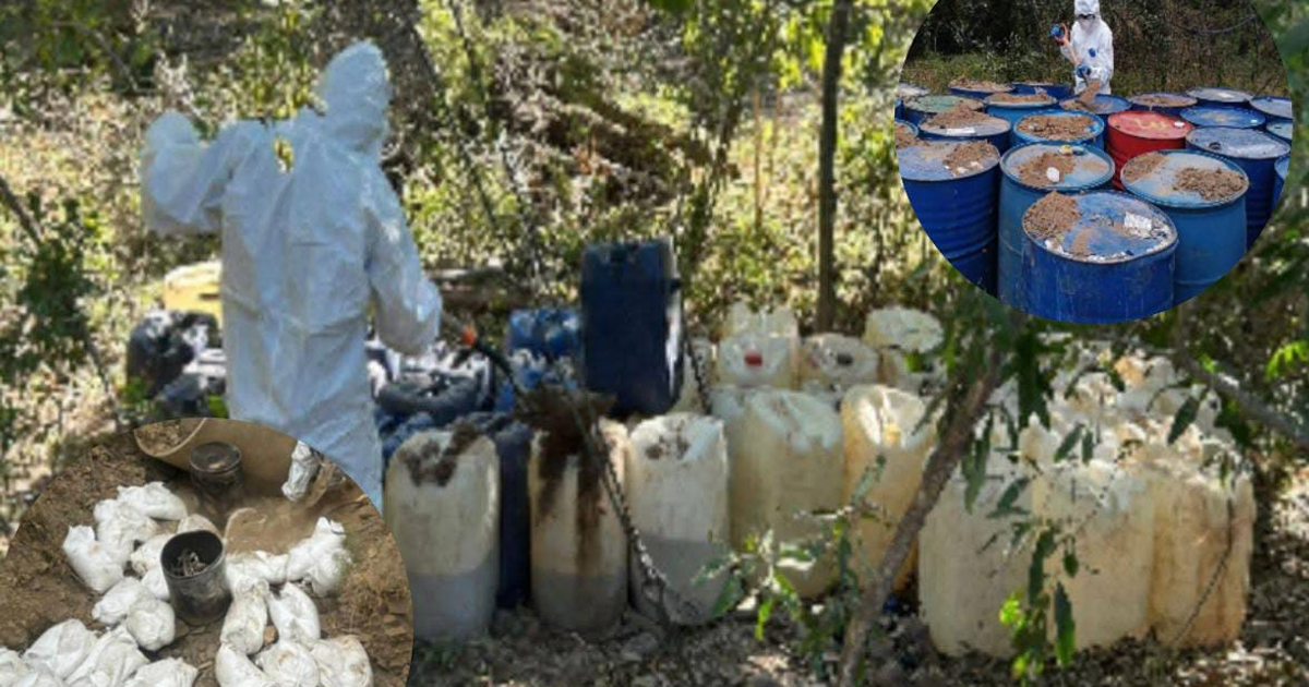 Persona manipula contenedores en un sitio de precursores químicos bajo supervisión