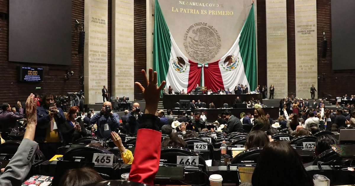 Diputados votando sobre la Ley General de Aguas en el parlamento mexicano