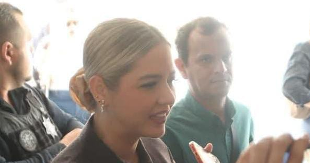 Personas reunidas en Mazatlán discutiendo la ley de egresos 2026, incluyendo a una con cabello rubio recogido.