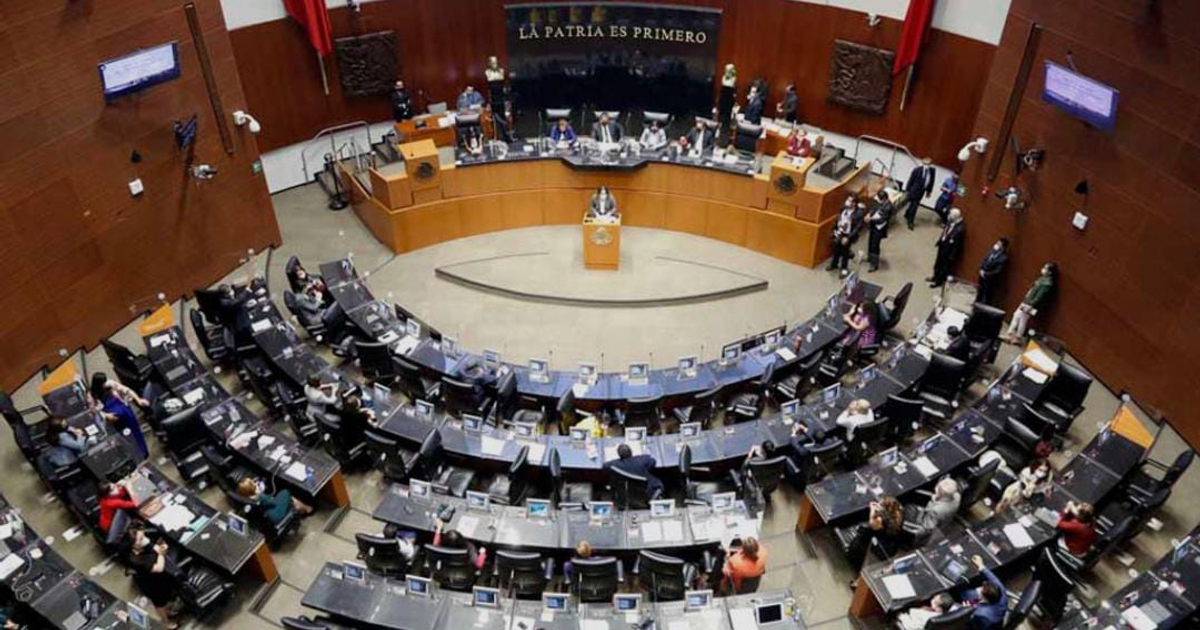 Interior del recinto legislativo con legisladores durante el debate de aspirantes a la Fiscalía General.
