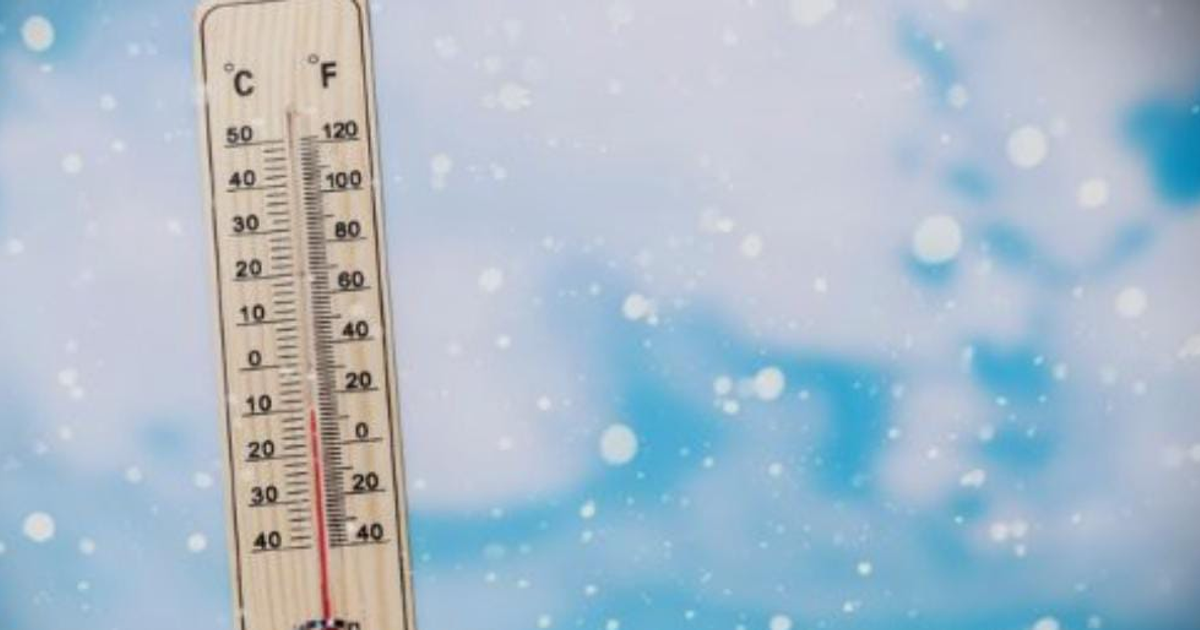Termómetro con escalas °C y °F en fondo frío, relacionado con lluvias y aguanieve en Sinaloa.