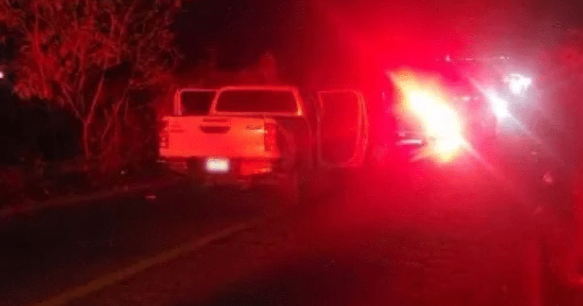 Camioneta chocada con luces de emergencia en El Rosario, Sinaloa