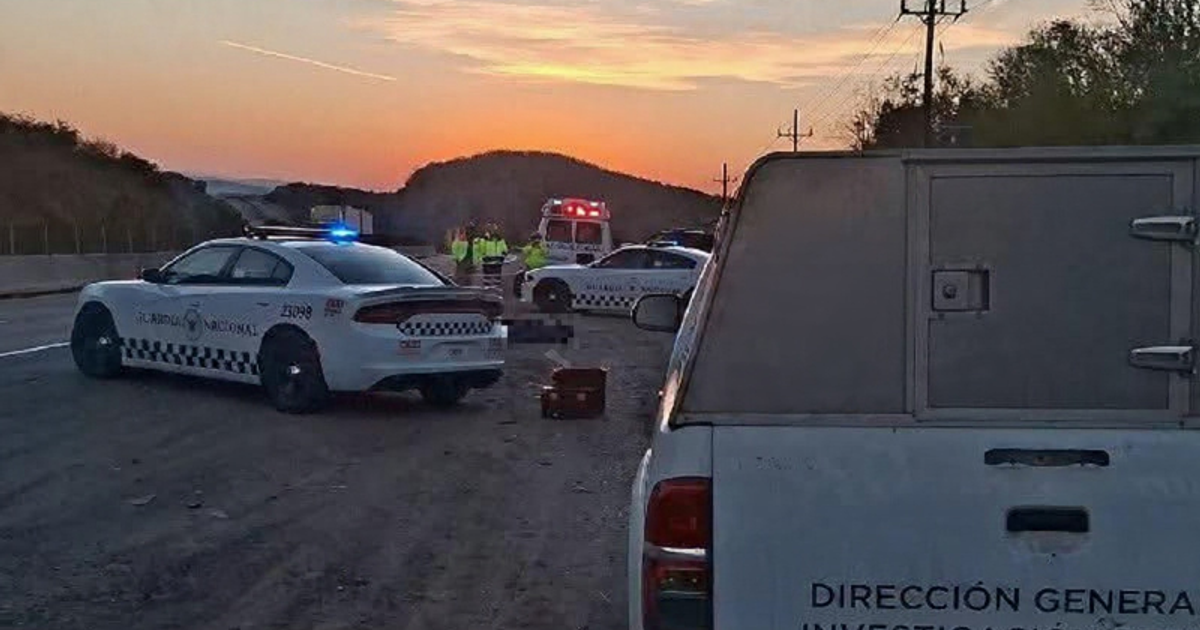 Vehículos de emergencia en operación en el kilómetro 35 de la maxipista Mazatlán-Culiacán durante el atardecer.