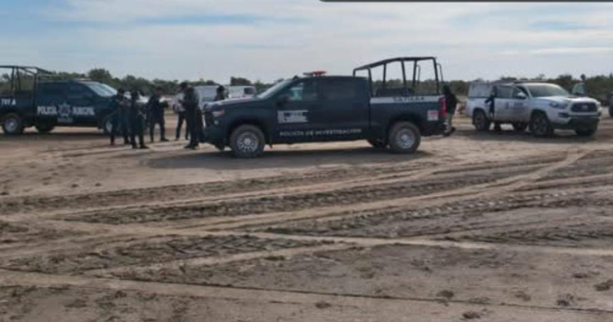 Operativo de seguridad en Navolato con policías y vehículos en un entorno rural arenoso.