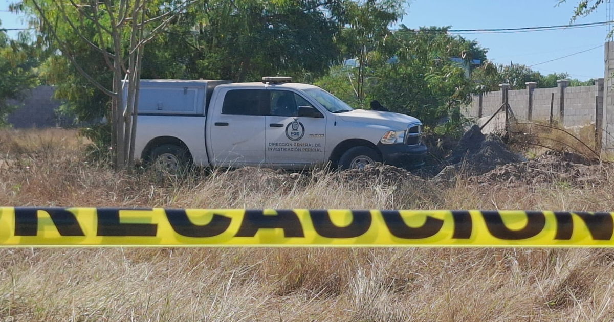 Camioneta estacionada en terreno seco, cinta de precaución en primer plano, Navolato