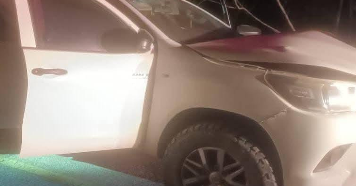 Camioneta Toyota blanca con puerta del conductor abierta y daños delanteros.