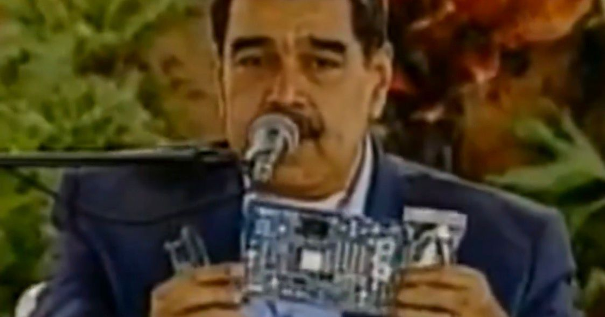Nicolás Maduro presenta una placa de circuito en conferencia al aire libre