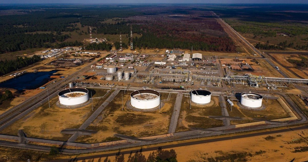 Vista aérea de una instalación petrolera en medio de tensiones geopolíticas entre Venezuela y EE. UU., resaltando el tema de reservas petroleras.