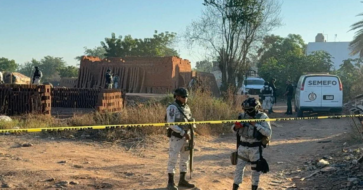 Oficiales de seguridad acordonando un área en Loma de Rodriguera, Culiacán