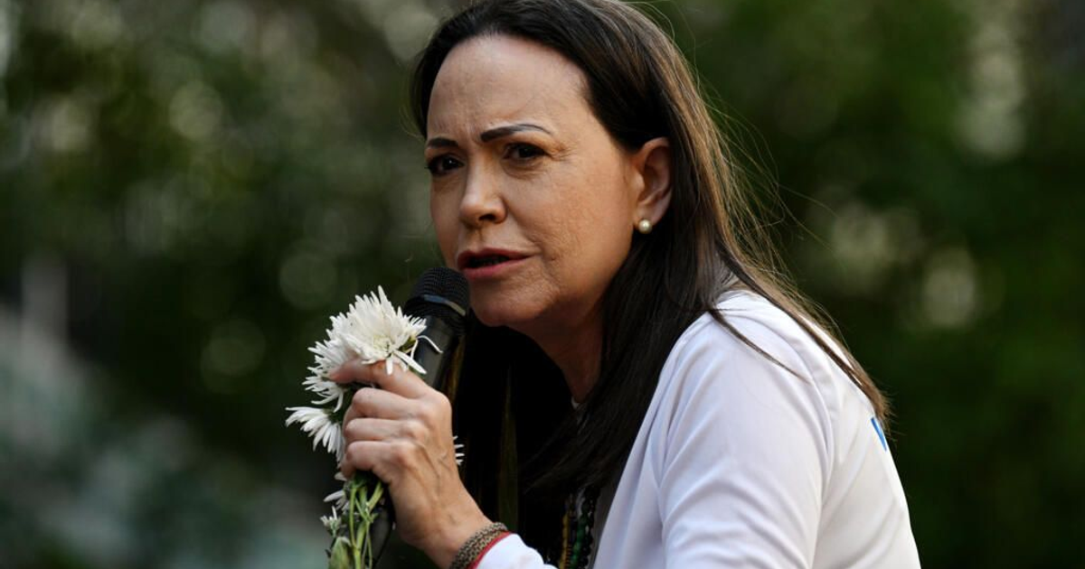 María Corina Machado discutiendo la situación de Venezuela ante un micrófono en Oslo.