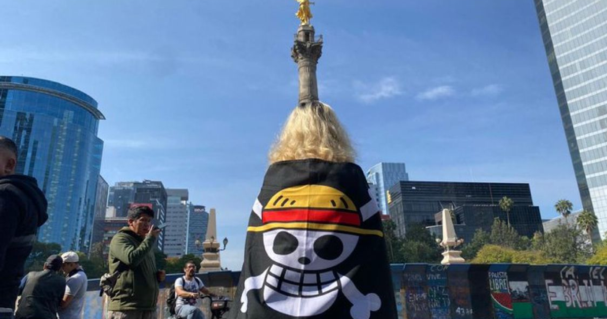 Persona con capa de Luffy ante el Ángel de la Independencia en la Marcha del Silencio.