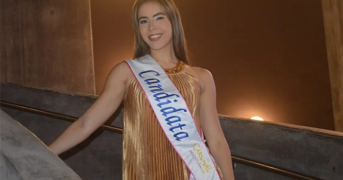 Mariana Guerrero posando sonriente con banda de candidata y atuendo luminoso, aspirante al Carnaval de Mazatlán 2026.