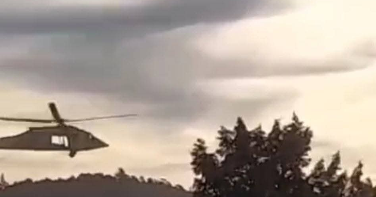 Helicóptero de la Marina en cielo nublado sobre El Durazno, Durango, operativo de captura