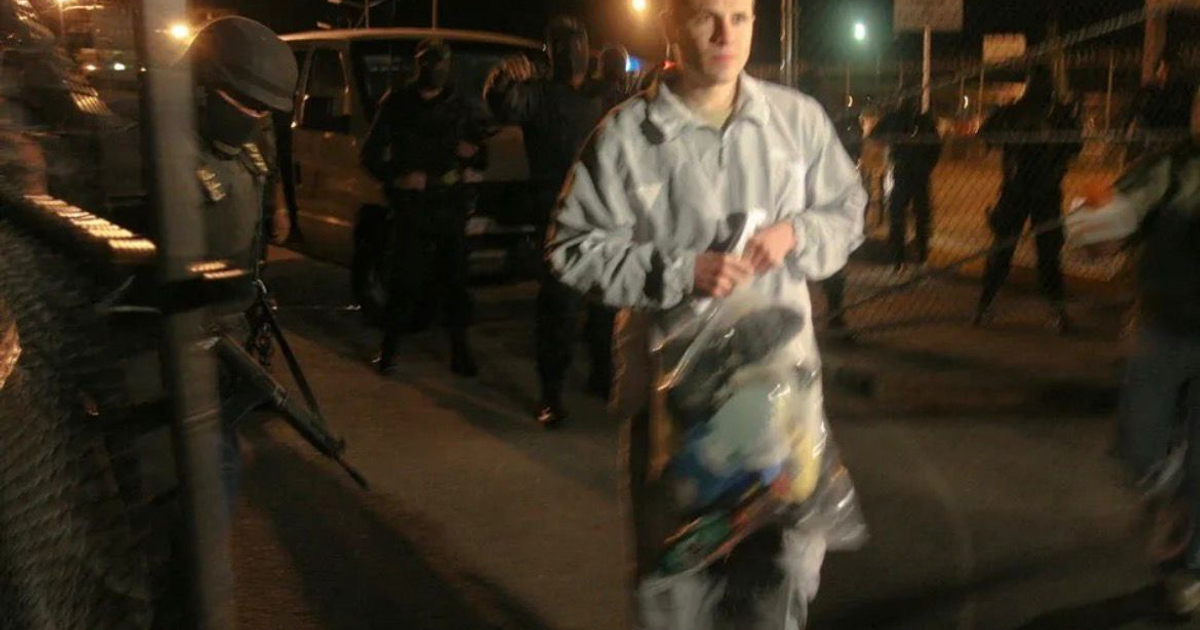 Agente detiene a sospechoso durante operativo en Zapopan, México.