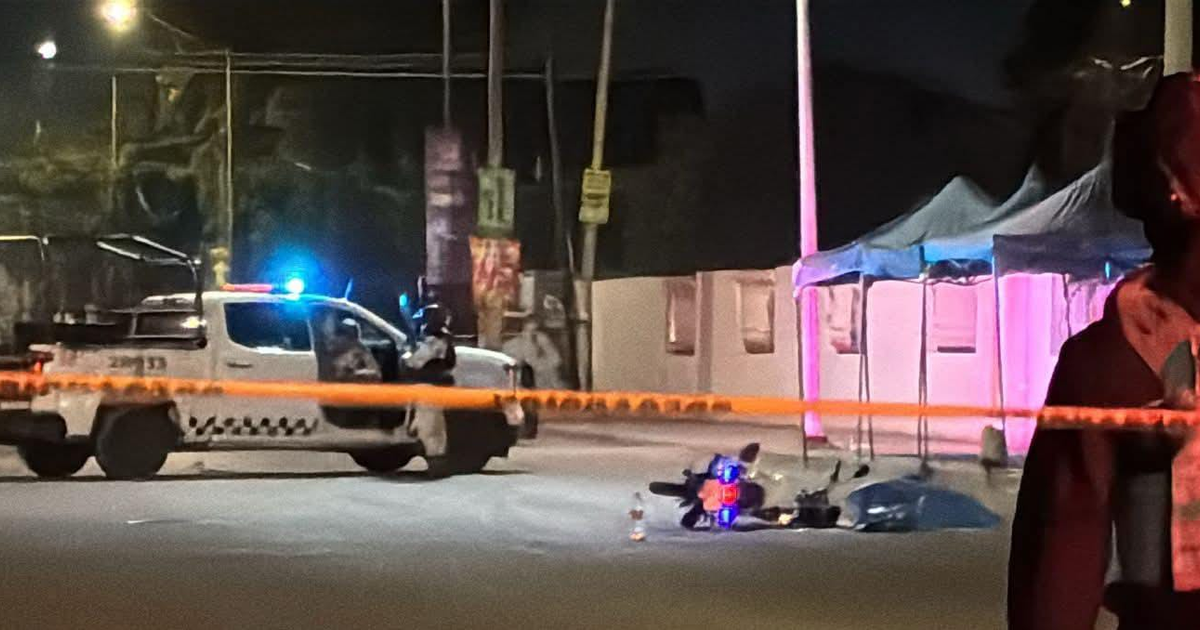 Escena policial nocturna en Culiacán tras asesinato de adolescente.