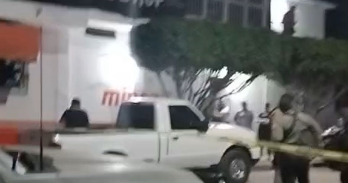 Vista nocturna de la escena del crimen en una tienda de ropa en Mazatlán, Sinaloa, tras el asesinato de un hombre.