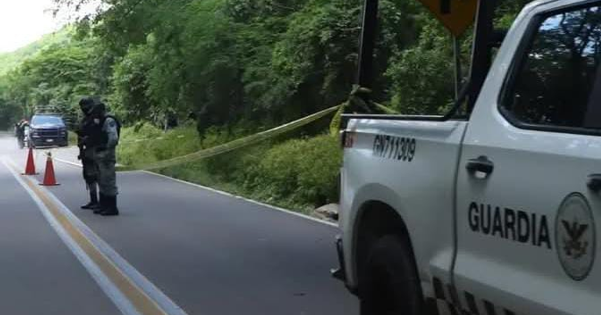 Vehículos y agentes de seguridad en carretera, cerca de los cuerpos hallados en Mazatlán–Durango.