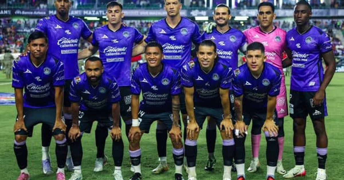 Fotografía de equipo Mazatlán FC con camiseta morada, posando antes de la venta de su franquicia en el Estadio El Encanto.