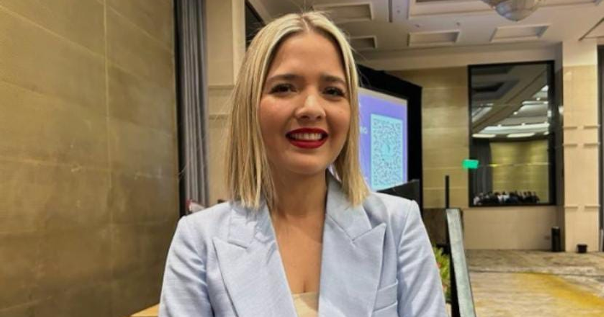 Persona sonriendo en ambiente interior simboliza optimismo en esfuerzos de Mazatlán para atraer nuevo equipo de Liga MX.