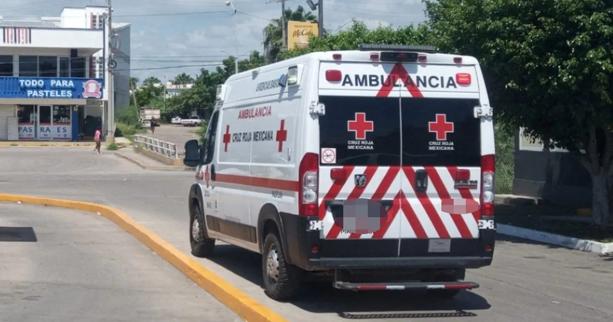 Ambulancia de la Cruz Roja estacionada cerca de un edificio en Mazatlán, Sinaloa, tras un accidente de tráfico.