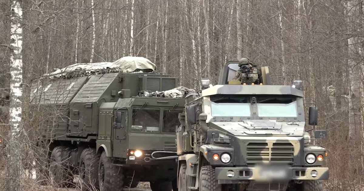 Vehículos militares en un entorno forestal bielorruso, en el marco del despliegue del misil Oreshnik.