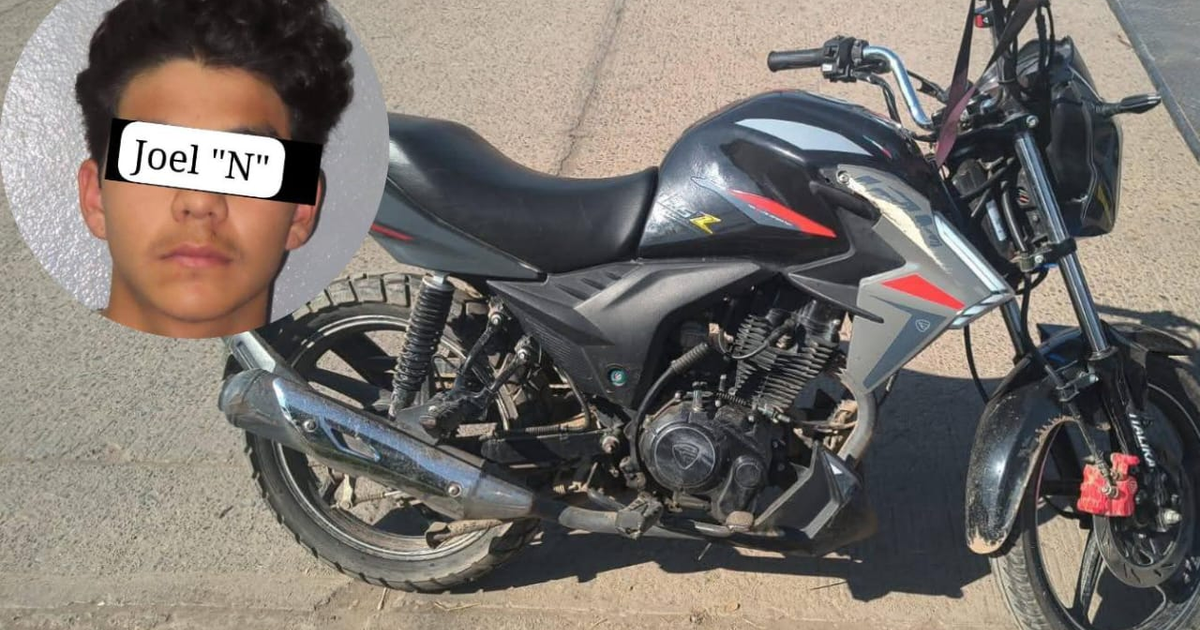 Motocicleta negra recuperada en Mazatlán; detalles en rojo y plata con marco de persona detenida.