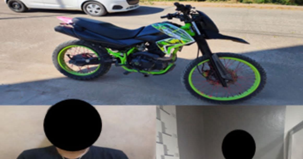 Motocicleta negra y verde estacionada, relacionada con un operativo de seguridad en Mazatlán, Sinaloa.