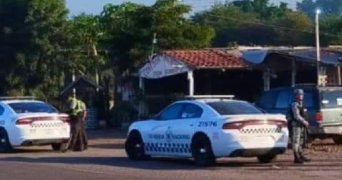 Vehículos de policía en la escena de un accidente en Ahome, Sinaloa, México.