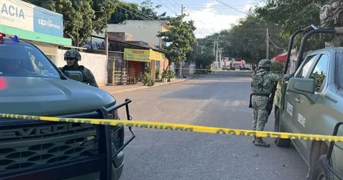 Vehículos policiales en escena de crimen en colonia La Esperanza