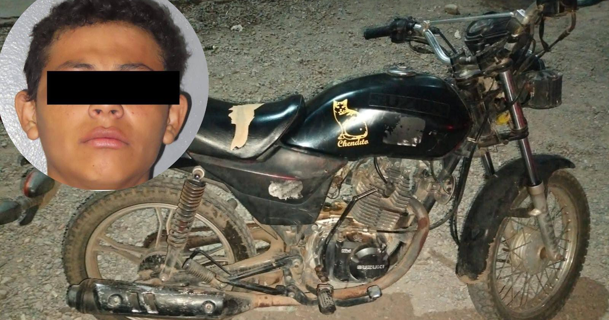 Motocicleta negra Suzuki con marcas visibles en un ambiente rocoso, relacionada a un reporte de detención en Mazatlán.