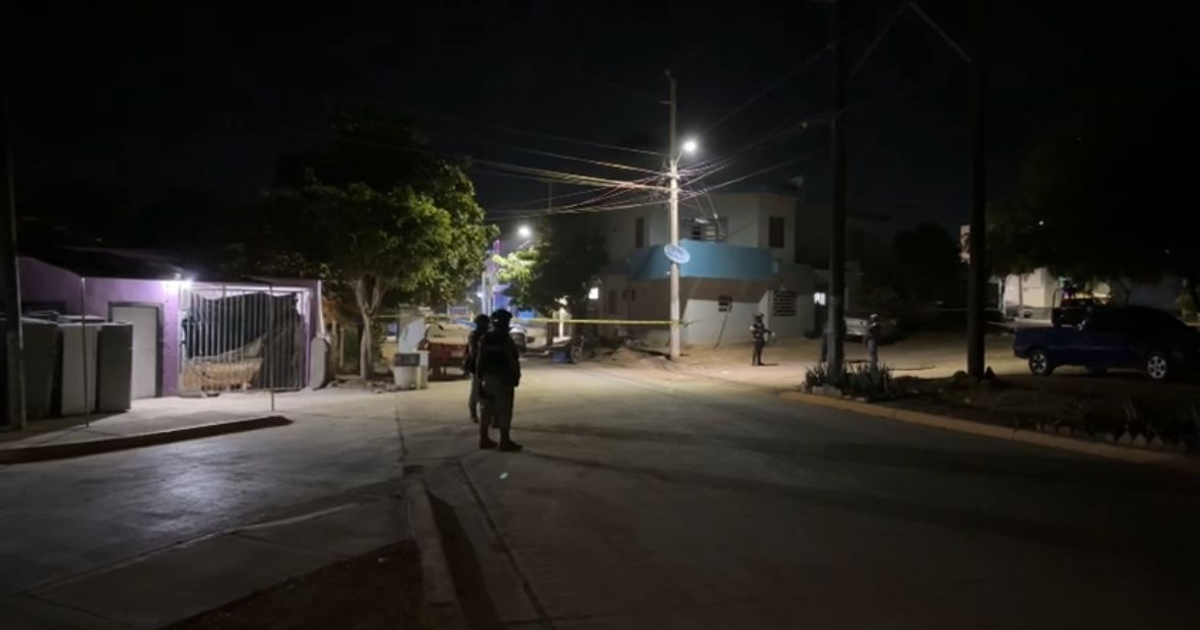 Calle nocturna en Mazatlán con escena de crimen y cinta amarilla