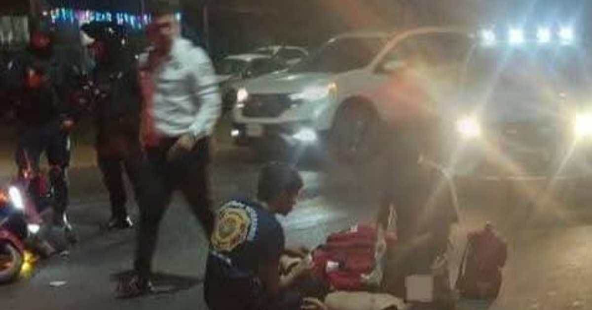 Escena de un accidente en Mazatlán mostrando atención de emergencia en la avenida Santa Rosa.