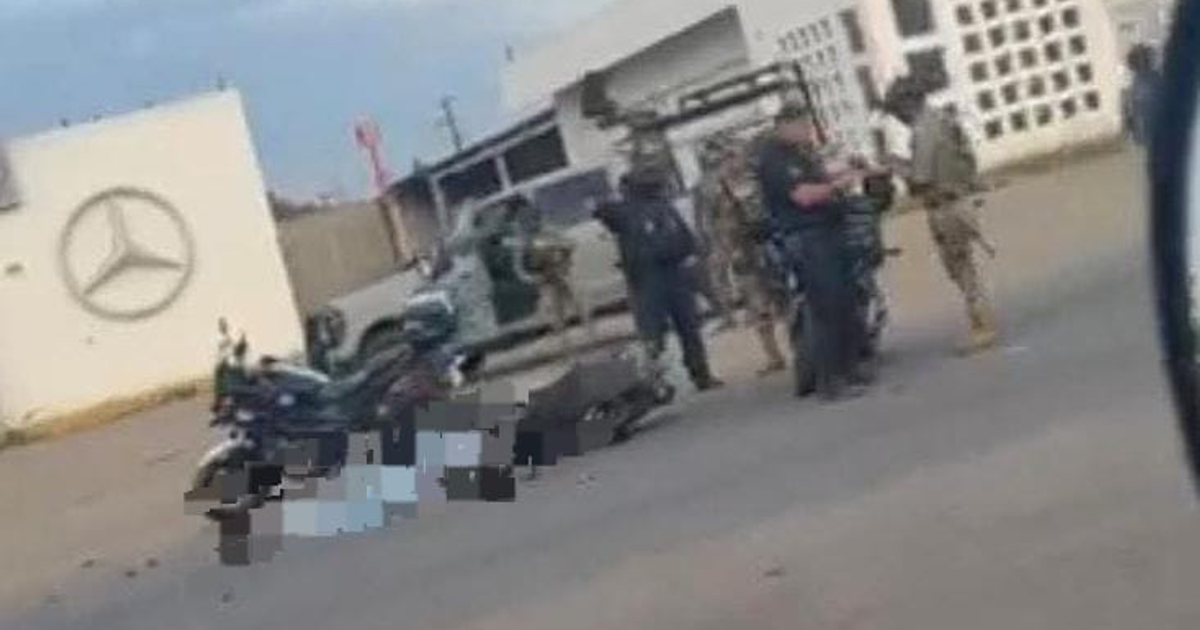 Escena del accidente en Mazatlán donde un motociclista murió en la avenida Gabriel Leyva.