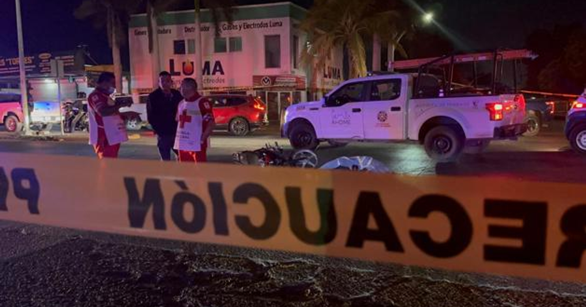 Servicios de emergencia en escena de accidente nocturno en Los Mochis, Sinaloa.