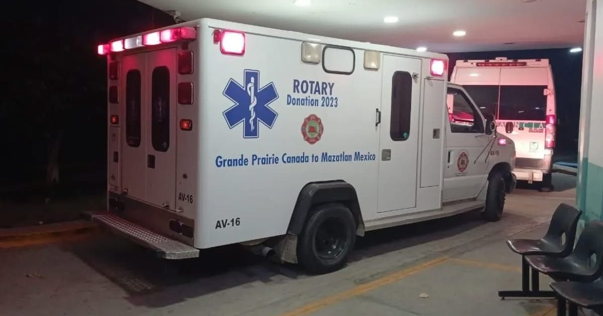 Ambulancia donada por Rotary con luces encendidas estacionada en Mazatlán durante la noche